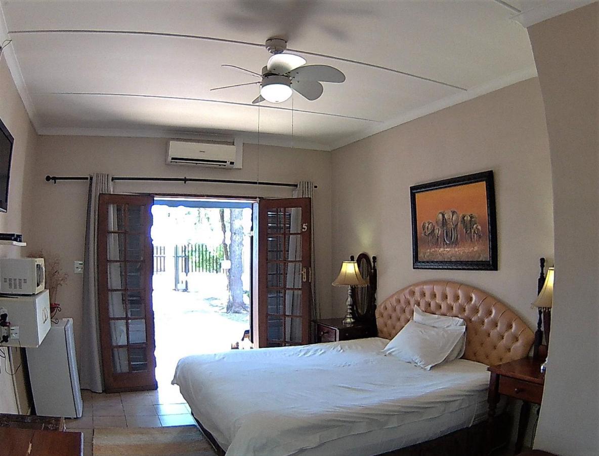 Kuru-Kuru Guesthouse Kuruman Bagian luar foto